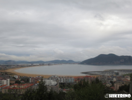 Strand von Loredo - ganz am Ende steht die Fähre für die Pilger bereit.